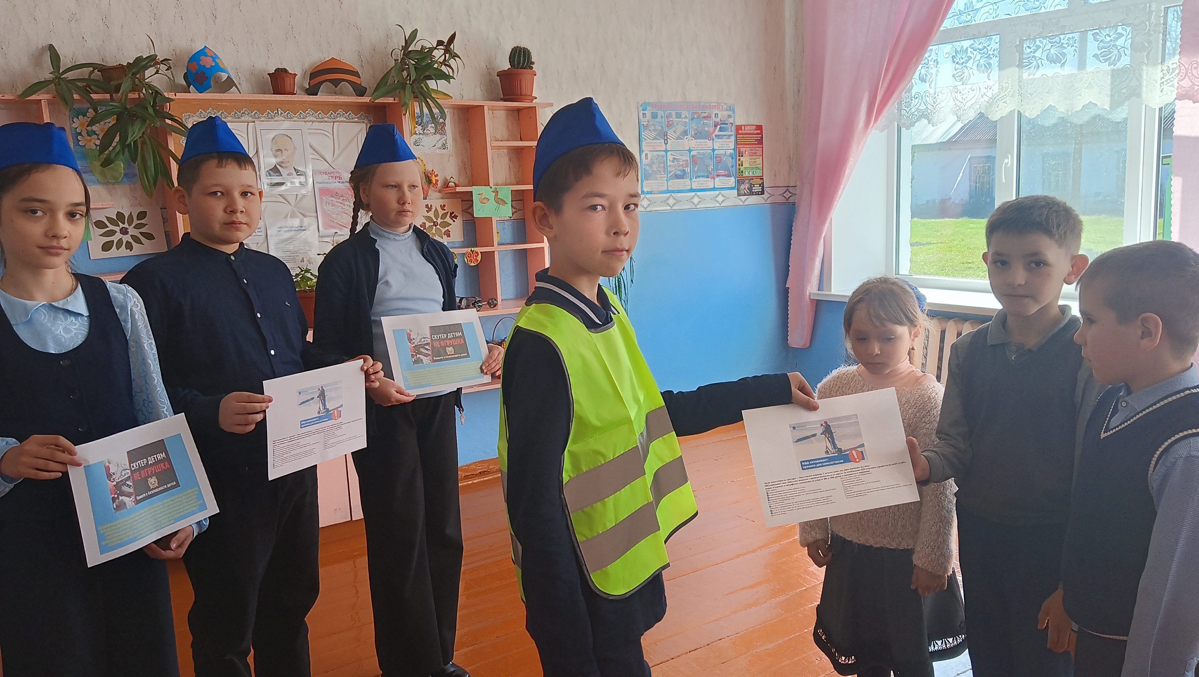 Раздали памятки юным пешеходам.