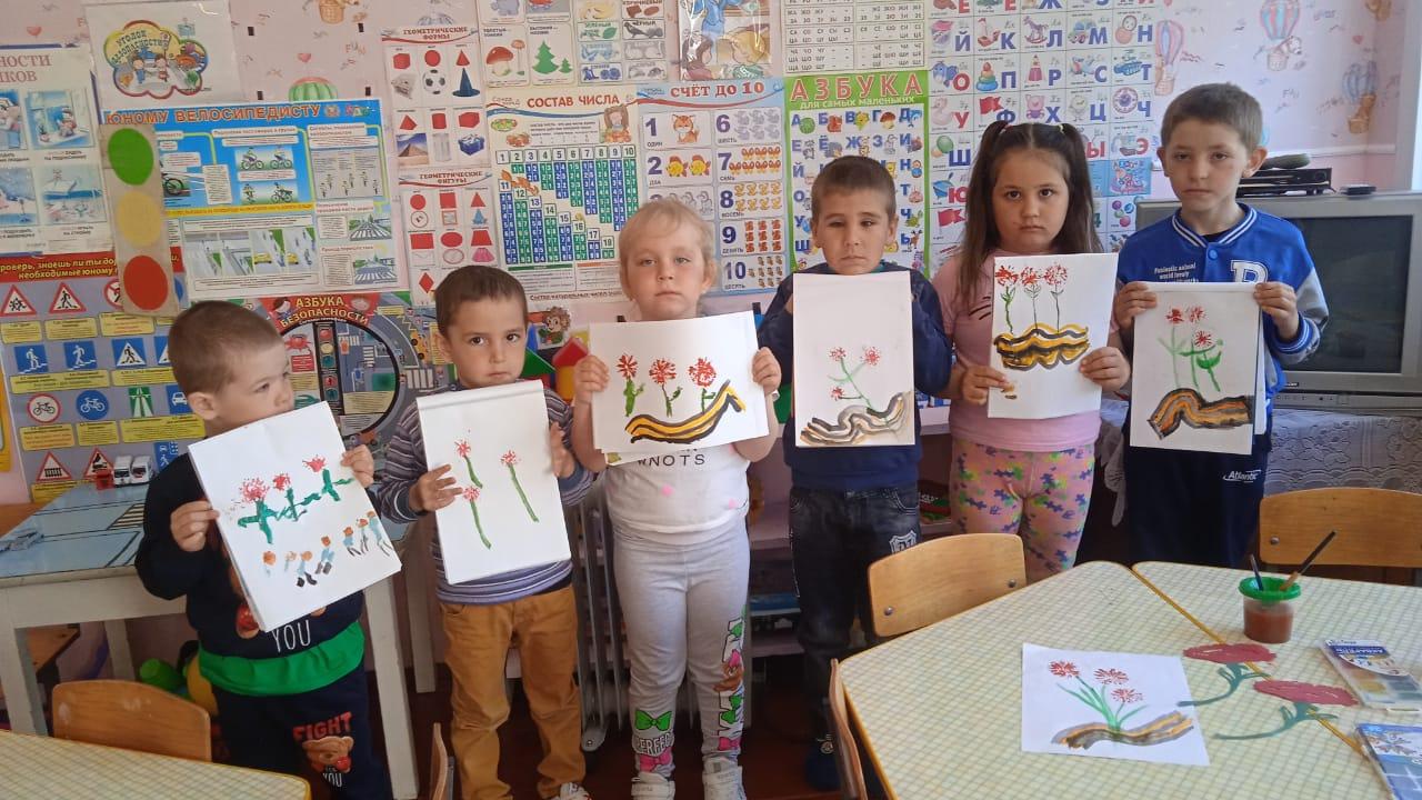 Воспитанники рисовали Цветы Победы.