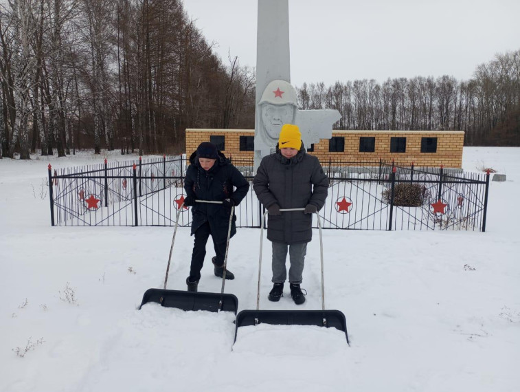 Ребята расчистили дорожку к памятнику.