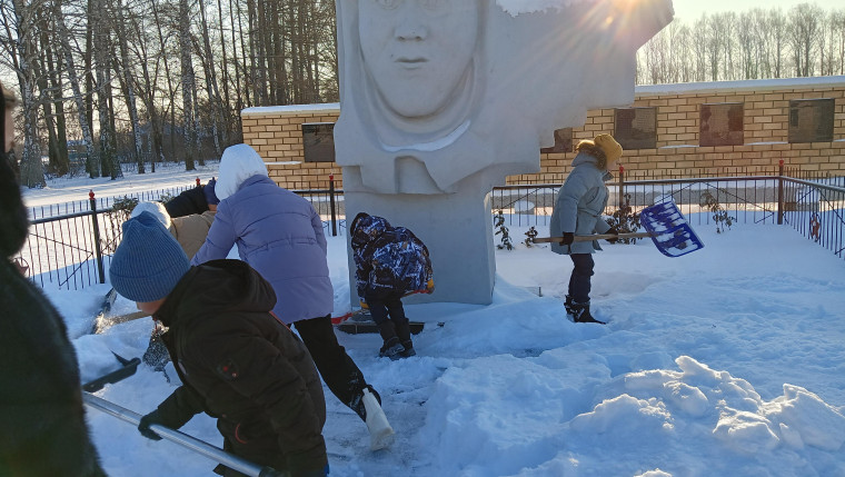 Очистка снега на территории памятника.